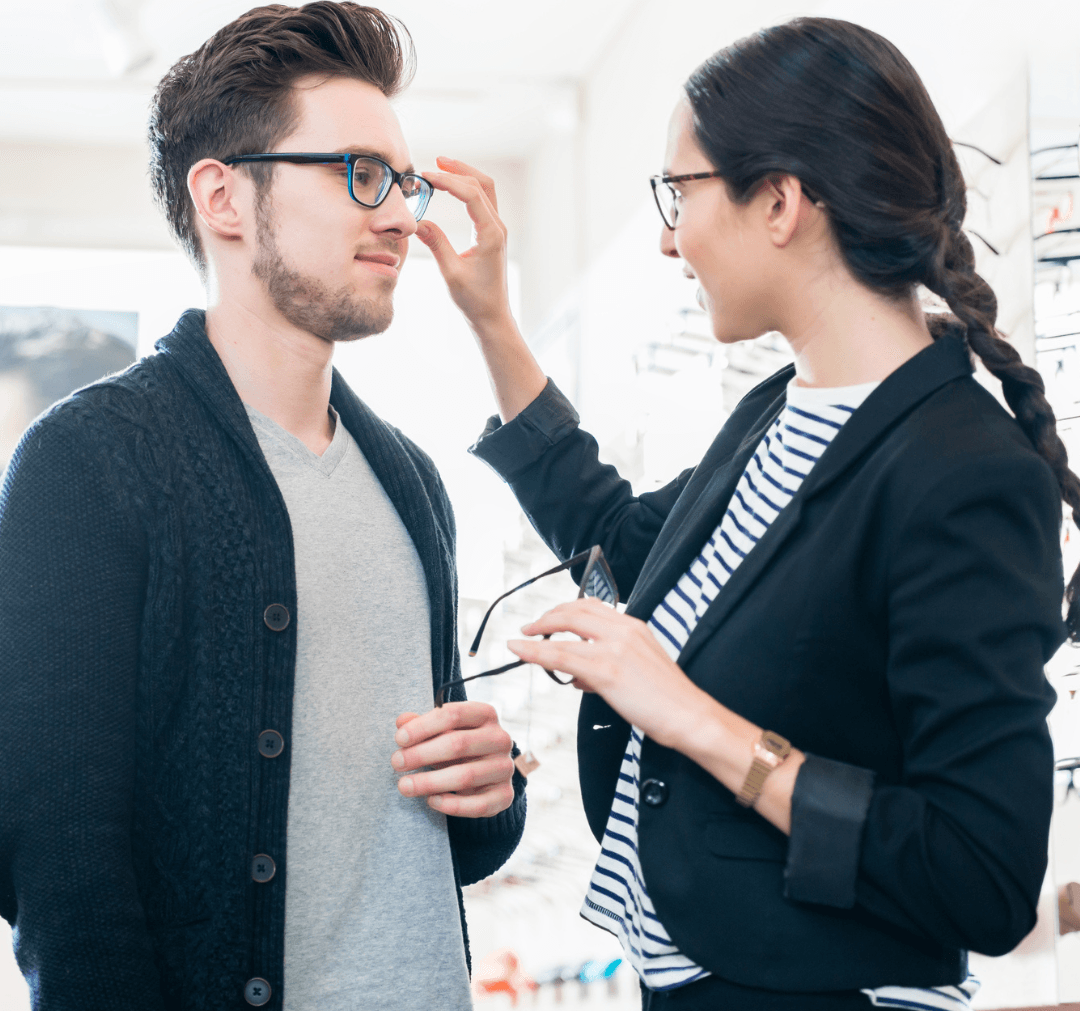 Szemüvegkeretek kínálata az Arató Optikában