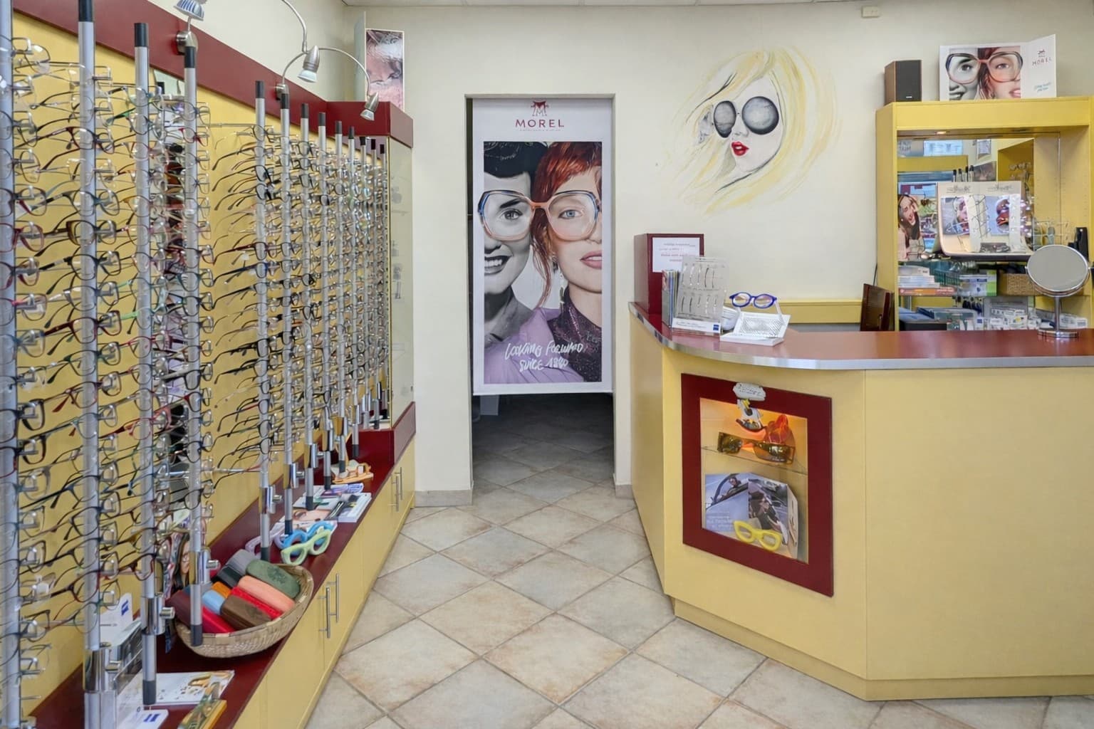 Arató Optika üzlet belső tere